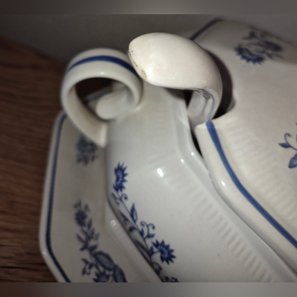 Vintage Tilson Japan Soup Tureen set featuring the "Blue Onions" Pattern - Picture 4 of 5